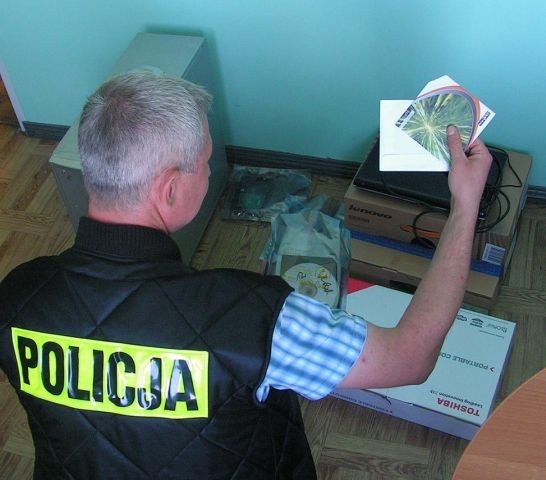 Nielegalne oprogramowanie w Kwidzynie. Policjanci zabezpieczyli komputery