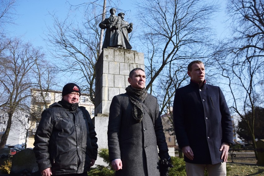 Zdzisław Wójcik, Arkadiusz Sikora i Michał Karaś przed pomnikiem Braterstwa Broni w parku przy ul. Mickiewicza