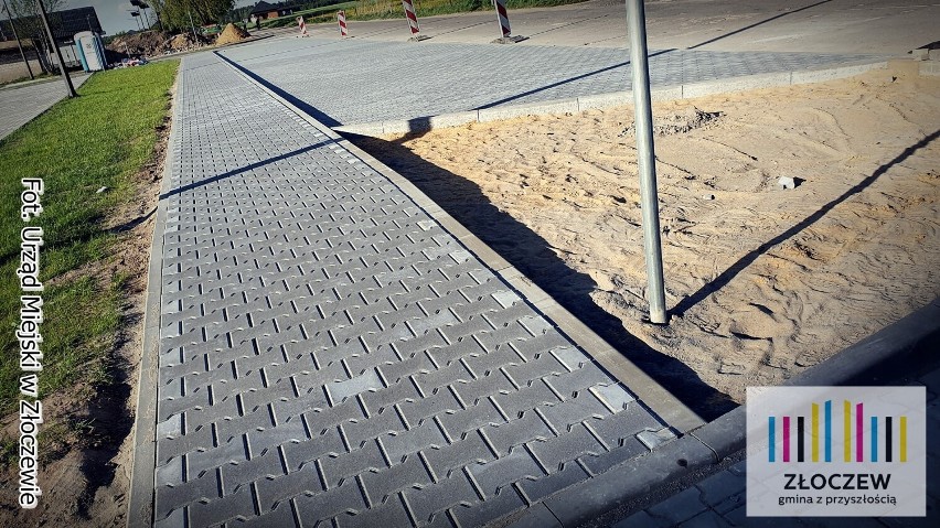 Targowisko miejskie w Złoczewie. Wybudowano nowy chodnik i miejsca parkingowe ZDJĘCIA