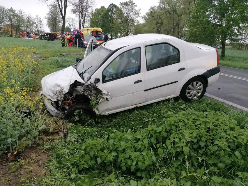 Wypadek drogowy z udziałem osobówki, w którym znajdowało się dziecko oraz samochodu ciężarowego w Rogoźnie! Lądował śmigłowiec LPR