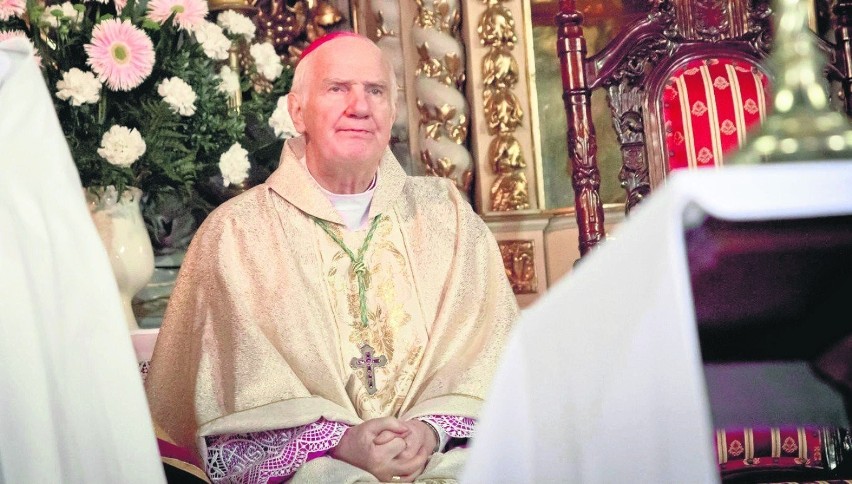 Diecezja ma sposób na koronowirusa. Biskup Dec zaleca „modlitwę błagalną w postawie klęczącej”