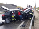 Wypadek na S3. Mercedes uderzył w naczepę. Jedna osoba ranna