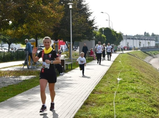 W Będzinie wszyscy pobiegli i poszli z kijkami dla Oliwki. Każdy chce pomóc maleństwu