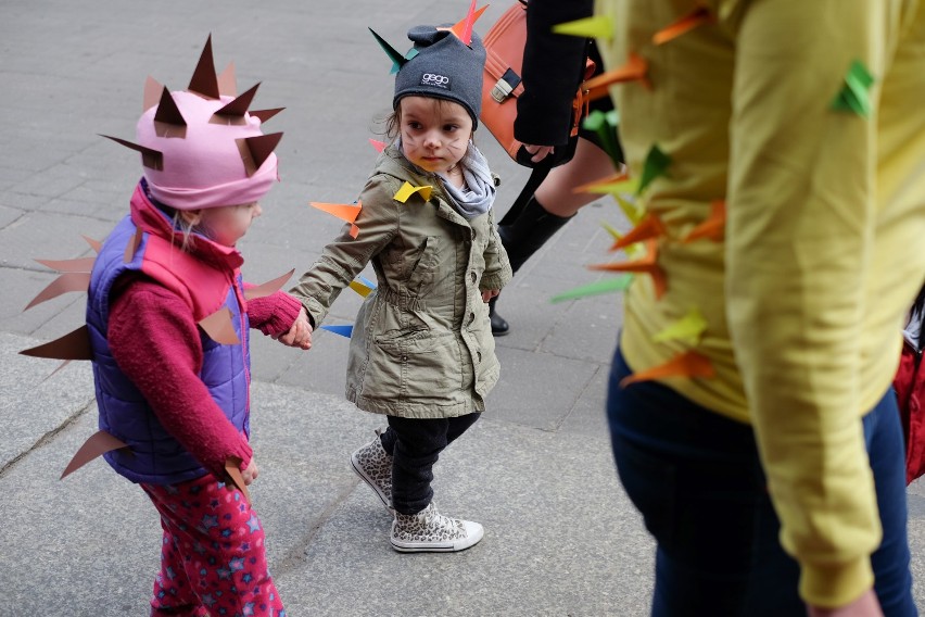 Jeżyki na ulicach Poznania: Przedszkolaki z Jeżyc rozdawały jabłka
