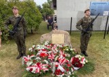Pamiątkowa tablica w Kocierzowach (gm. Gomunice). Uhonorowanie żołnierzy AK i załogi samolotu. FILM