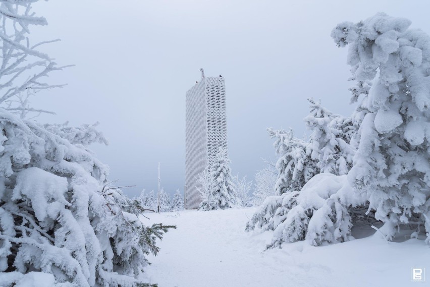 Wieża widokowa na Wielkiej Desztnej w zimowej scenerii [ZDJĘCIA]