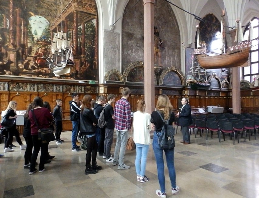 Malbork-Gdańsk. Uczniowie "dwójki" zwiedzili Dwór Artusa i Muzeum Archeologiczne