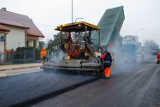 Ulica Spółdzielcza i ulica Łukasiewicza w kolejnym etapie prac drogowych. Rozpoczęło się asfaltowanie