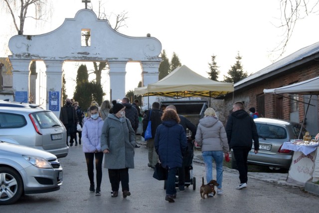 W ubiegłym tygodniu rząd ogłosił decyzję o zamknięciu cmentarzy w dniach od 31 października do 2 listopada. Było to związane oczywiście z ciągle rosnącymi przypadkami koronawirusa. Wielu mieszkańców Opatowa i nie tylko, którzy nie mogli odwiedzić grobów swoich bliskich we Wszystkich Świętych, ruszyło na cmentarz w niedzielę, 8 października. 

Na kolejnych slajdach zobaczycie ile osób było na opatowskim cmentarzu>>>