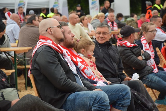 W niedzielę (24.06) kolejny dzień mundialowej rywalizacji. Polacy w meczu "o wszystko" zmierzyli się z Kolumbią. Mecz można było oglądać m.in. w strefie kibica w Będzinie. Pomimo niepewnej pogody pojawiło się w niej sporo mieszkańców. Zobaczcie zdjęcia