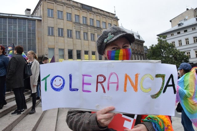 Pierwszy w mieście Marsz Równości odbył się dzisiaj 19 września w Bielsku-Białej. Wzięło w nim udział kilkaset osób. Marsz przebiegał w spokojnej, luźnej atmosferze.