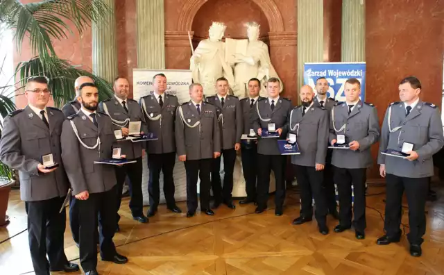 Policjant z Gniezna otrzymał „Kryształowę Gwiazdę ze wstęgą” za uratowanie mężczyzny przed próbą samobójczą