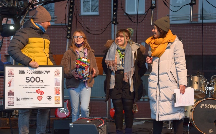 Wielka Orkiestra Świątecznej Pomocy gra na Rynku Staromiejskim w Stargardzie 