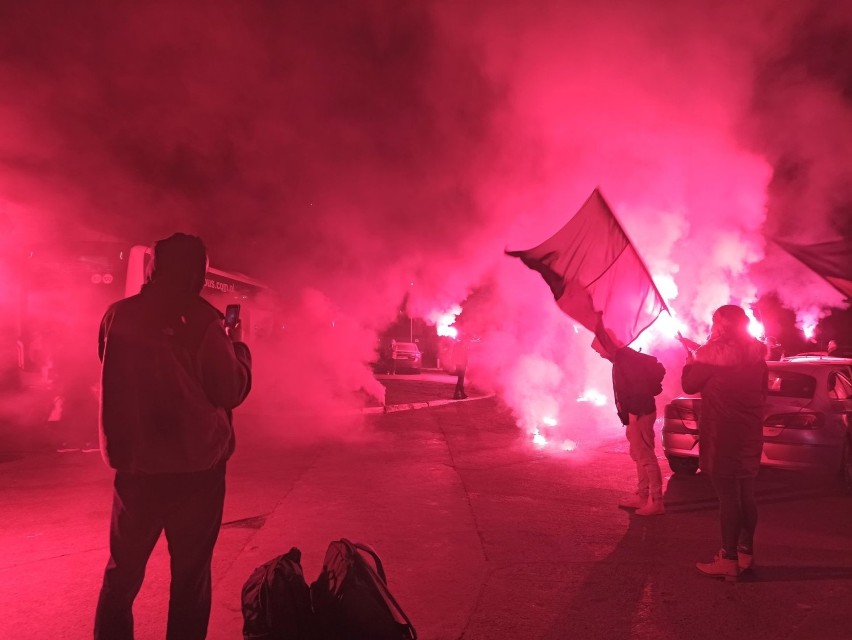 Szczecin. Kibice Wilków Morskich powitali w nocy zwycięską drużynę. ZDJĘCIA, WIDEO