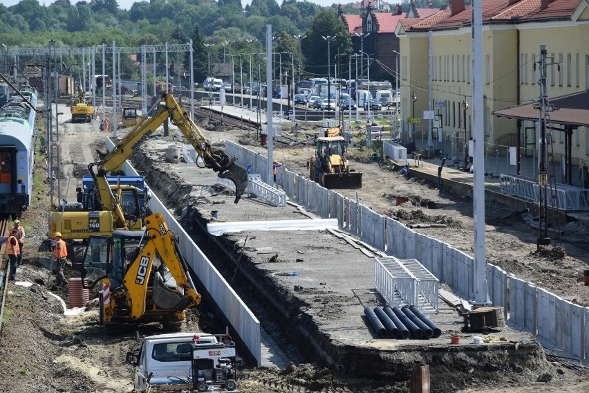 Koniec remontu stacji Rzeszów Główny już w sierpniu! Zobacz jak dworzec PKP zmieniał się przez rok