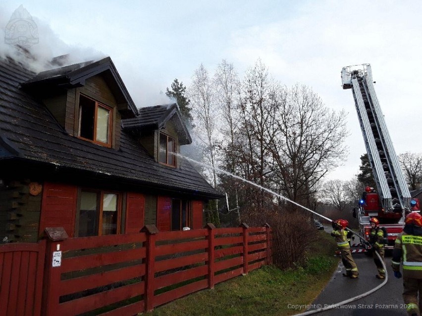 Gmina Gidle. Pożar w Grabach, płonął drewniany budynek. 300 tys. zł strat