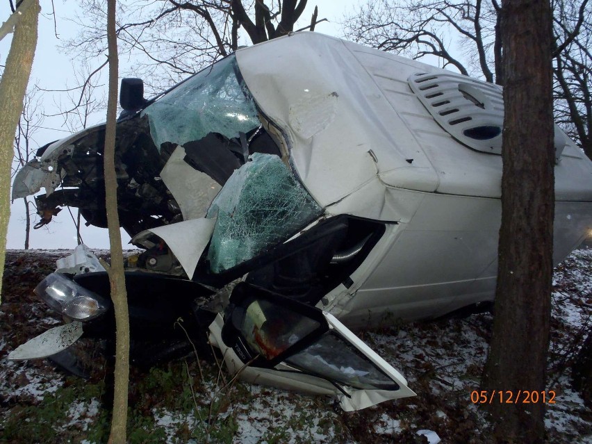 Wypadek pod Sierakowem. Kierowca uderzył w drzewo