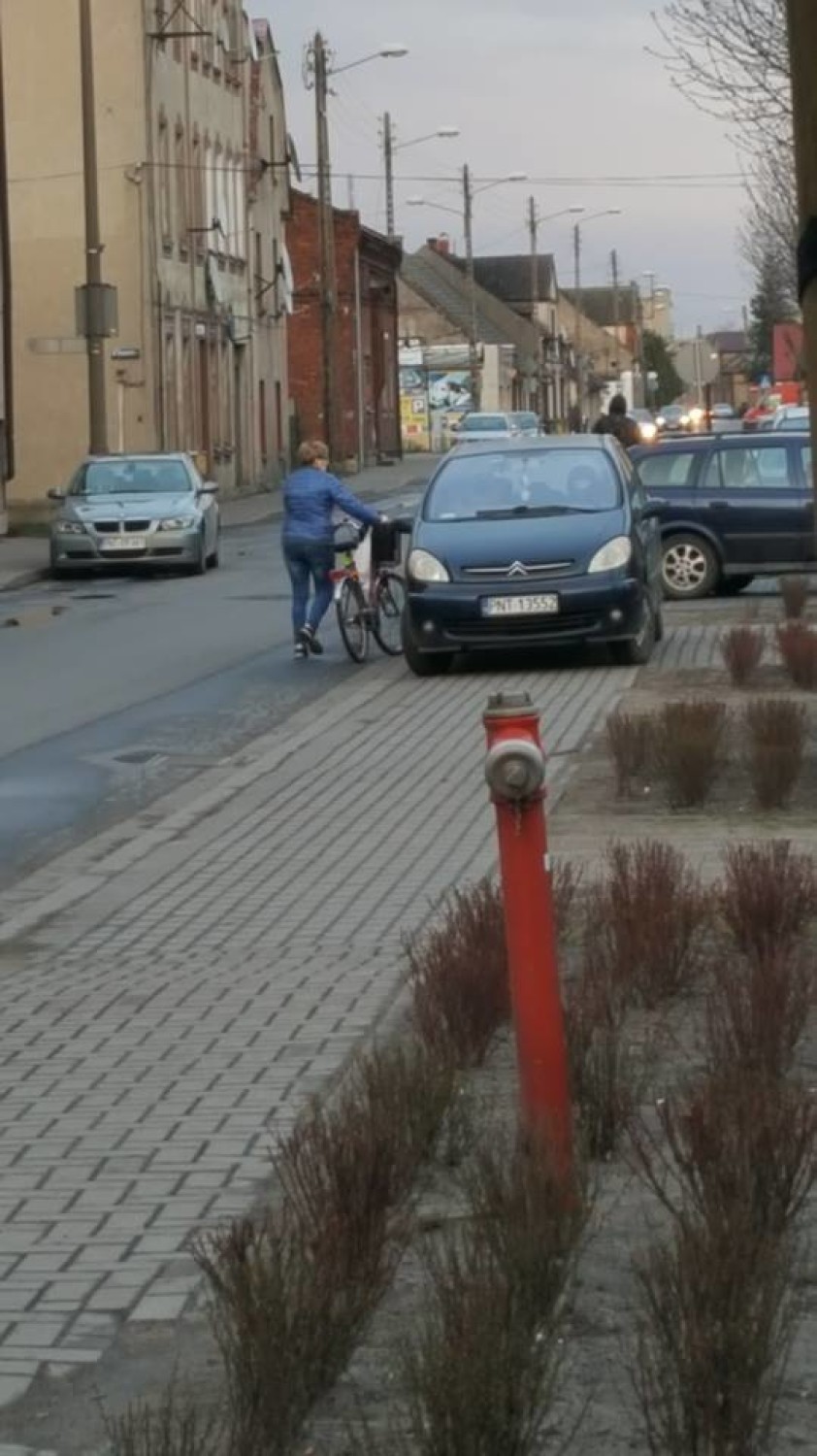 Nowy Tomyśl: Ulica Długa po i przed zakazem parkowania