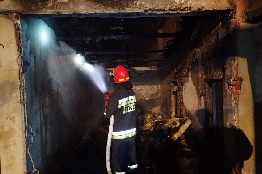 Strażacy z Rydułtów gasili pustostan w Czernicy
