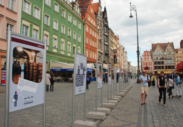 Wystawa na wrocławskim Rynku w ramach kampanii MBP + do ulubionych www.biblioteka.wroc.pl. Fot. Marta Szloser