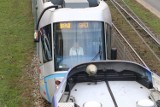 Kierowca zasłabł i wjechał w żywopłot na Legnickiej we Wrocławiu. Nie jeżdżą tramwaje