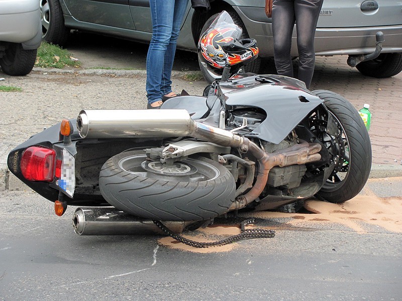 Kalisz: Wypadek na ulicy Piskorzewie. Motocykl zderzył się z mitsubishi. Jedna osoba ranna. ZDJĘCIA