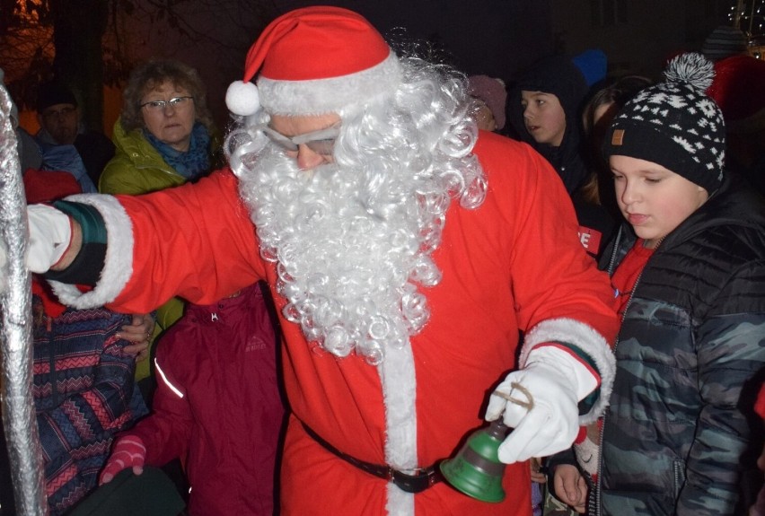 Rozświetlenie choinki Bożonarodzeniowej w Mikołajkach Pomorskich. ZDJĘCIA