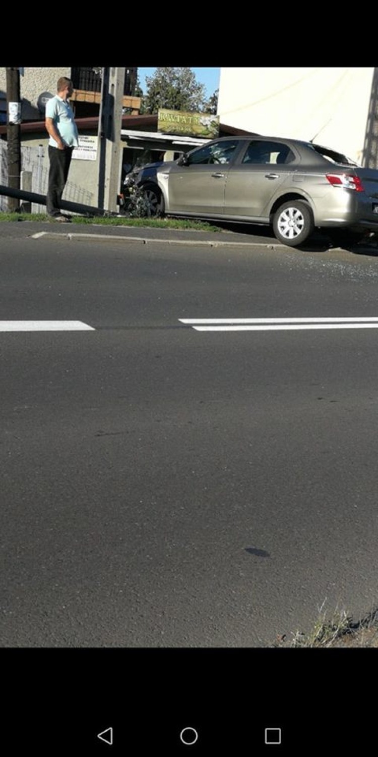 Peugeot wypadł z drogi na ulicy Raciborskiej w Rydułtowach