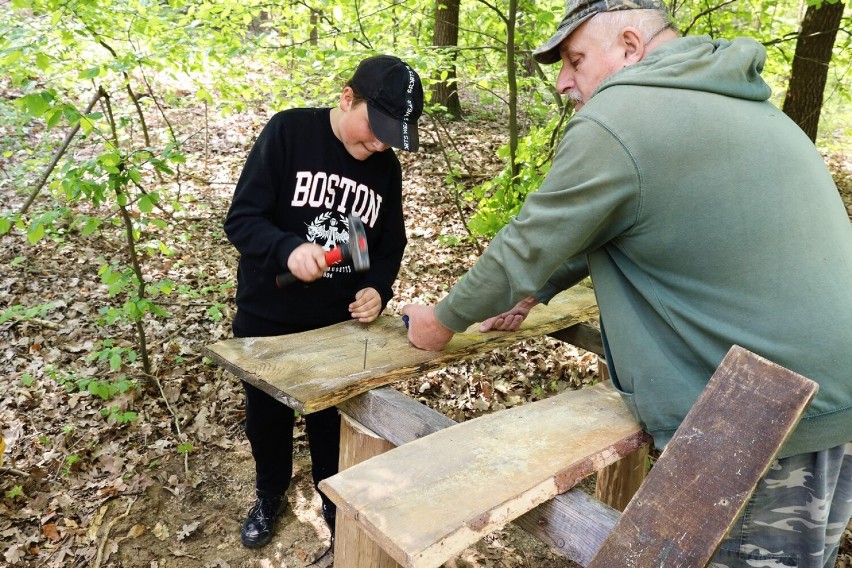 Uczniowie z gminy Leśniowice pomagają zwierzętom w lesie. Zobacz zdjęcia