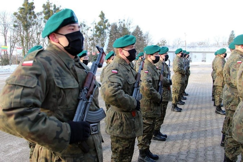 Przysięga wojskowa młodych żołnierzy w Chełmnie