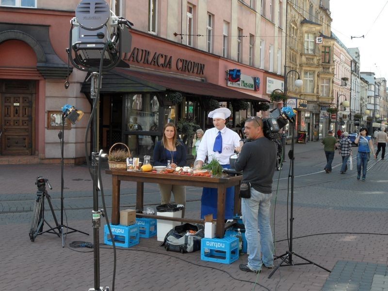 Chorzów: Do centrum zjechała ekipa telewizyjna by nakręcić kolejny odcinek programu &quot;Rączka gotuje&quot;