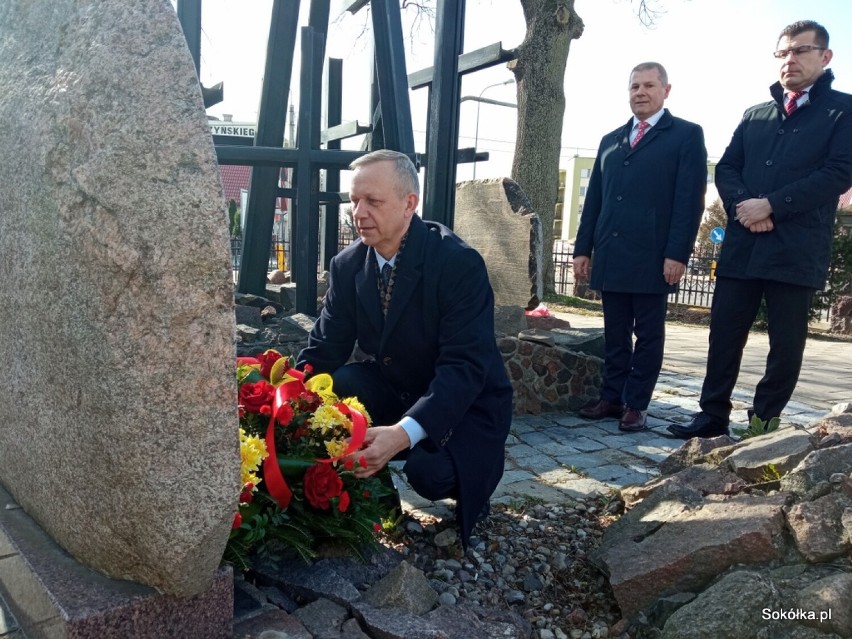 Władze Sokółki pamiętały o ofiarach katastrofy smoleńskiej. Delegacja z urzędu złożyła wieniec pod pomnikiem 