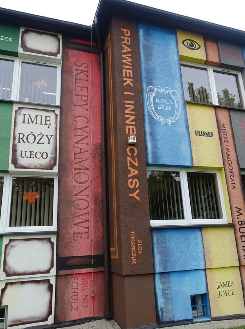 Mural na ścianie radlińskiej biblioteki. Wśród książek jest...