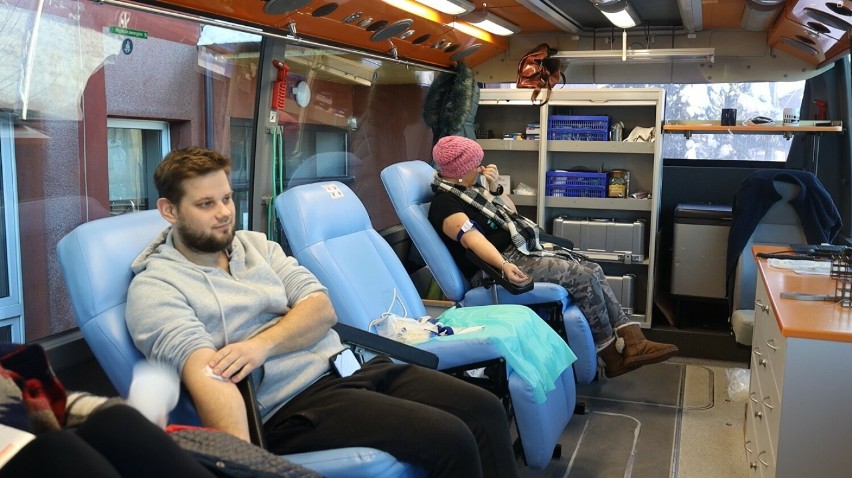 Akcja "Choinka za krew". W Cewicach kilkadziesiąt osób podzieliło się życiodajnym darem