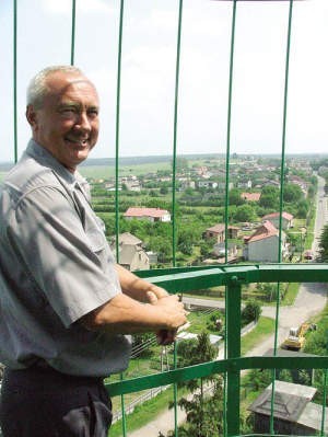 Wójt Koszęcina Michał Staszyński na galerii widokowej wieży.