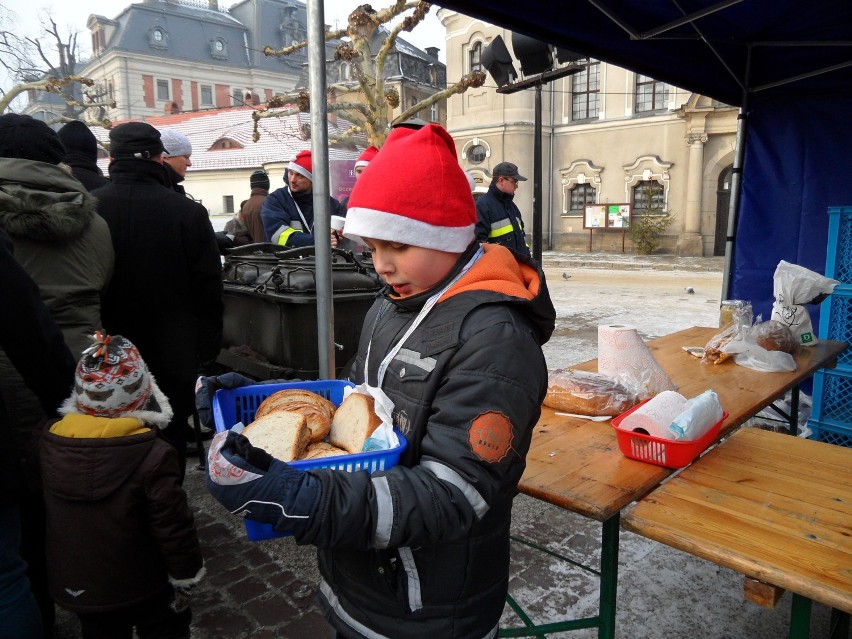 PSZCZYNA: Wigilia na rynku, strażacy tradycyjnie już rozdawali zupę grzybową