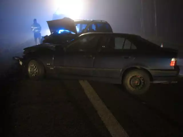 Wypadek w Górsku. Kierowca BMW wyprzedzał w gestej mgle. Dwie osoby zostały ranne