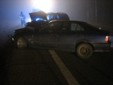 Wypadek w Górsku. Kierowca BMW wyprzedzał w gestej mgle. Dwie osoby ranne