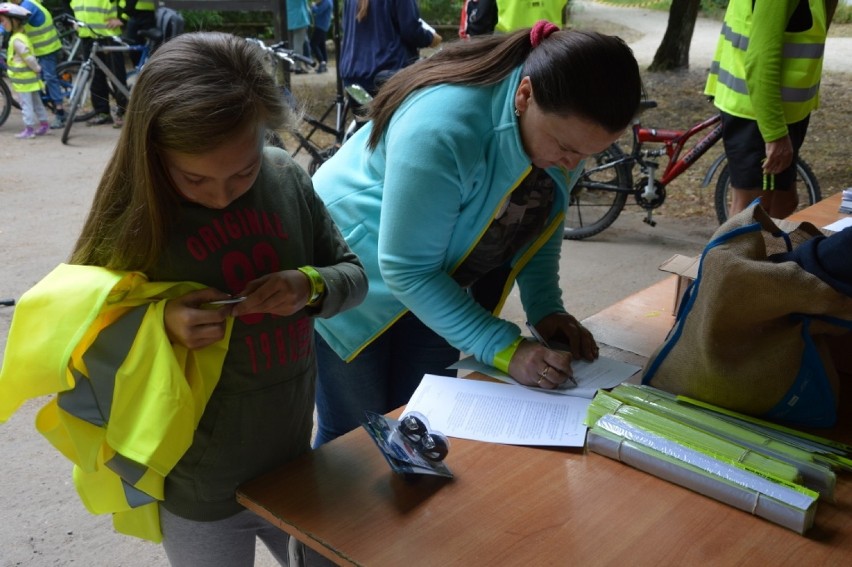 Ponad 120 cyklistów pojechało nową ścieżką rowerową do...