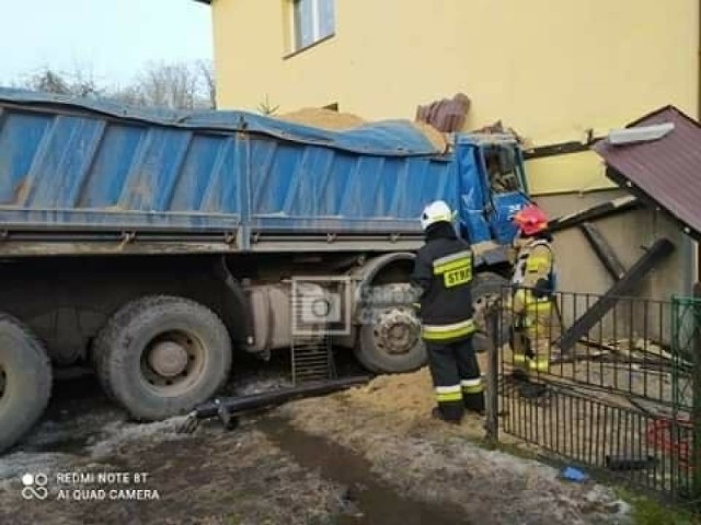 Ciężarowy samochód wypełniony piaskiem wjechał w dom w Czernej