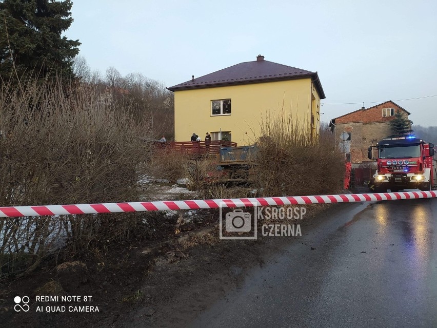 Ciężarowy samochód wypełniony piaskiem wjechał w dom w...