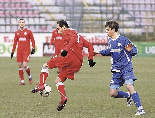 Dejan Miloseski (z lewej) potrafi grać w piłkę, ale nie udowodnił tego w wystarczającym stopniu w Łodzi.