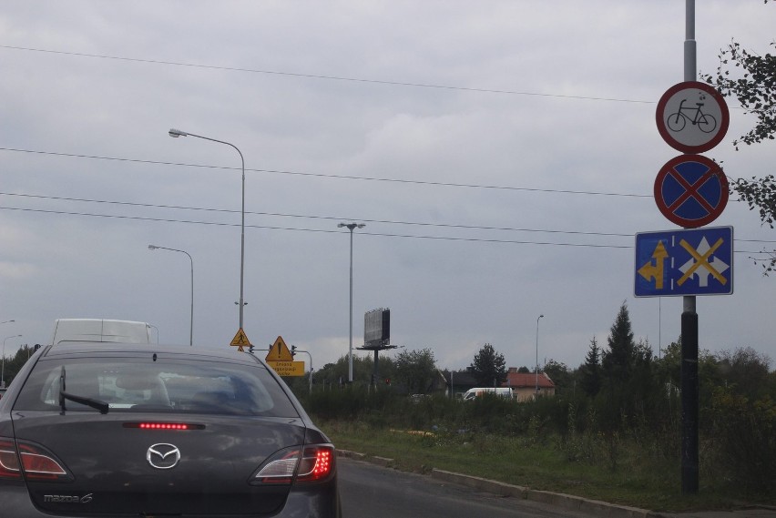 Hetmańska w Łodzi. Kierowcy ignorują źle ustawione znaki [ZDJĘCIA]