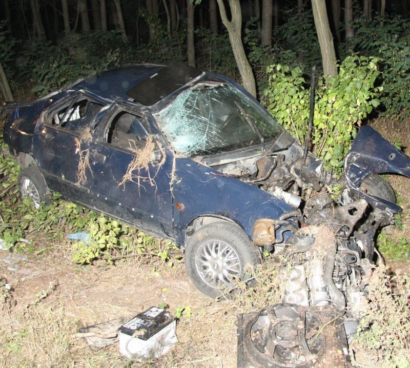 Uciekali przed policją, cudem uniknęli śmierci w poważnym wypadku [ZDJĘCIA]