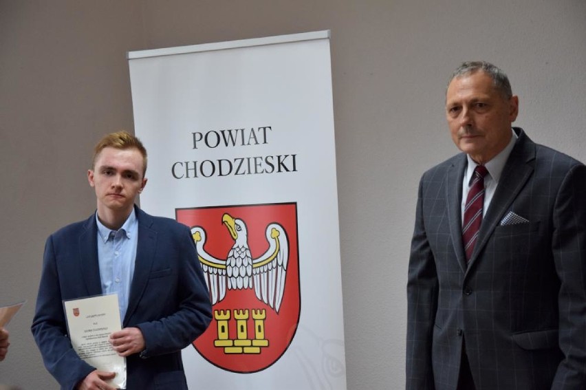 Powiat chodzieski: Kilkanaście tysięcy złotych na stypendia dla uczniów (ZDJĘCIA)
