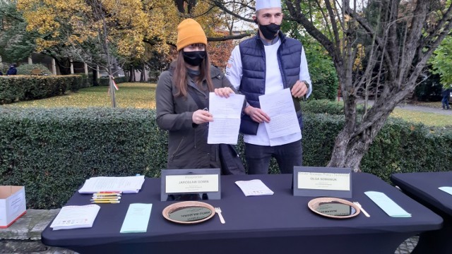 Protest branży gastronomicznej pod Opolskim Urzędem Wojewódzkim pod wprowadzonych przez rząd obostrzeniach.