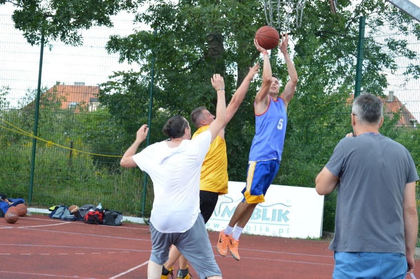 Turniej streetballa i rodzinny piknik odbył się w niedzielę na boiskach SP nr 1 w Człuchowie ZDJECIA WIDEO