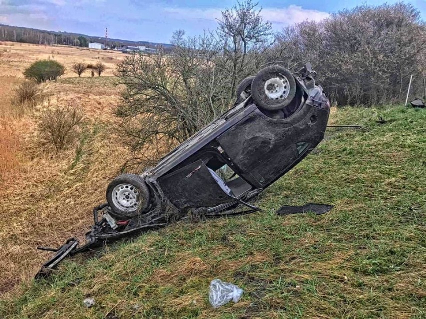 Wypadek za węzłem Chrzanów na autostradzie A4. Samochód osobowy dachował w rowie [ZDJĘCIA]