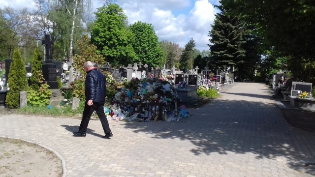 Śmieci na cmentarzu św. Józefa wrzucane są do jednego  pojemnika