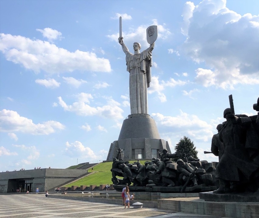 Ogromny pomnik na terenie Narodowego Muzeum Historii Ukrainy...